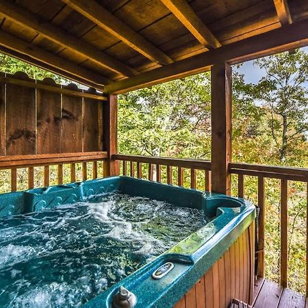 View! Cozy, Private, Fireplace, Hot Tub Log Cabin, Honeymoon! Sevierville Bagian luar foto