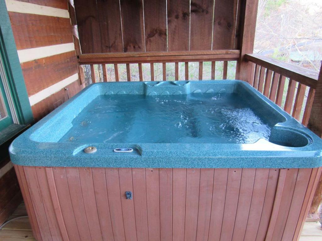 View! Cozy, Private, Fireplace, Hot Tub Log Cabin, Honeymoon! Sevierville Bagian luar foto