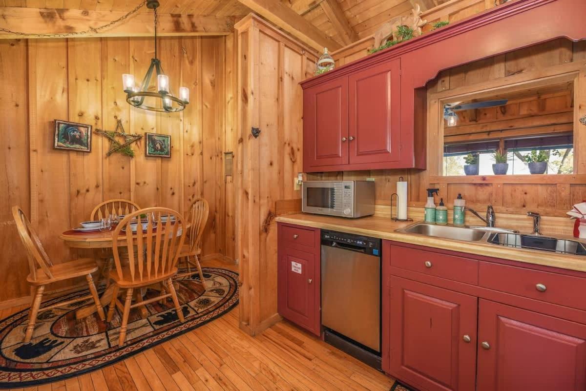 View! Cozy, Private, Fireplace, Hot Tub Log Cabin, Honeymoon! Sevierville Bagian luar foto