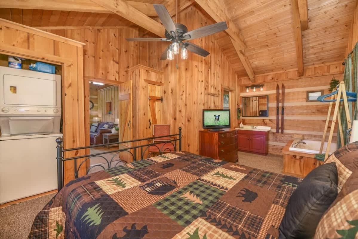 View! Cozy, Private, Fireplace, Hot Tub Log Cabin, Honeymoon! Sevierville Bagian luar foto
