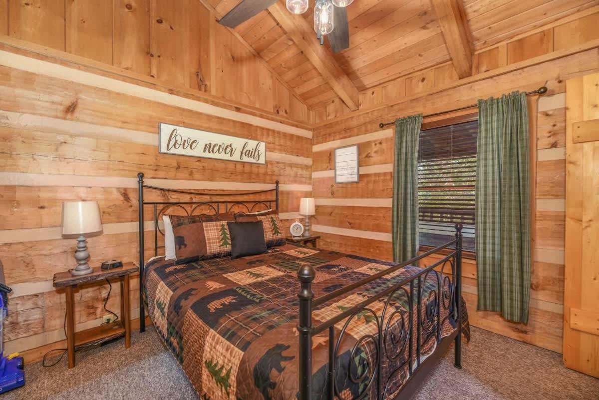 View! Cozy, Private, Fireplace, Hot Tub Log Cabin, Honeymoon! Sevierville Bagian luar foto