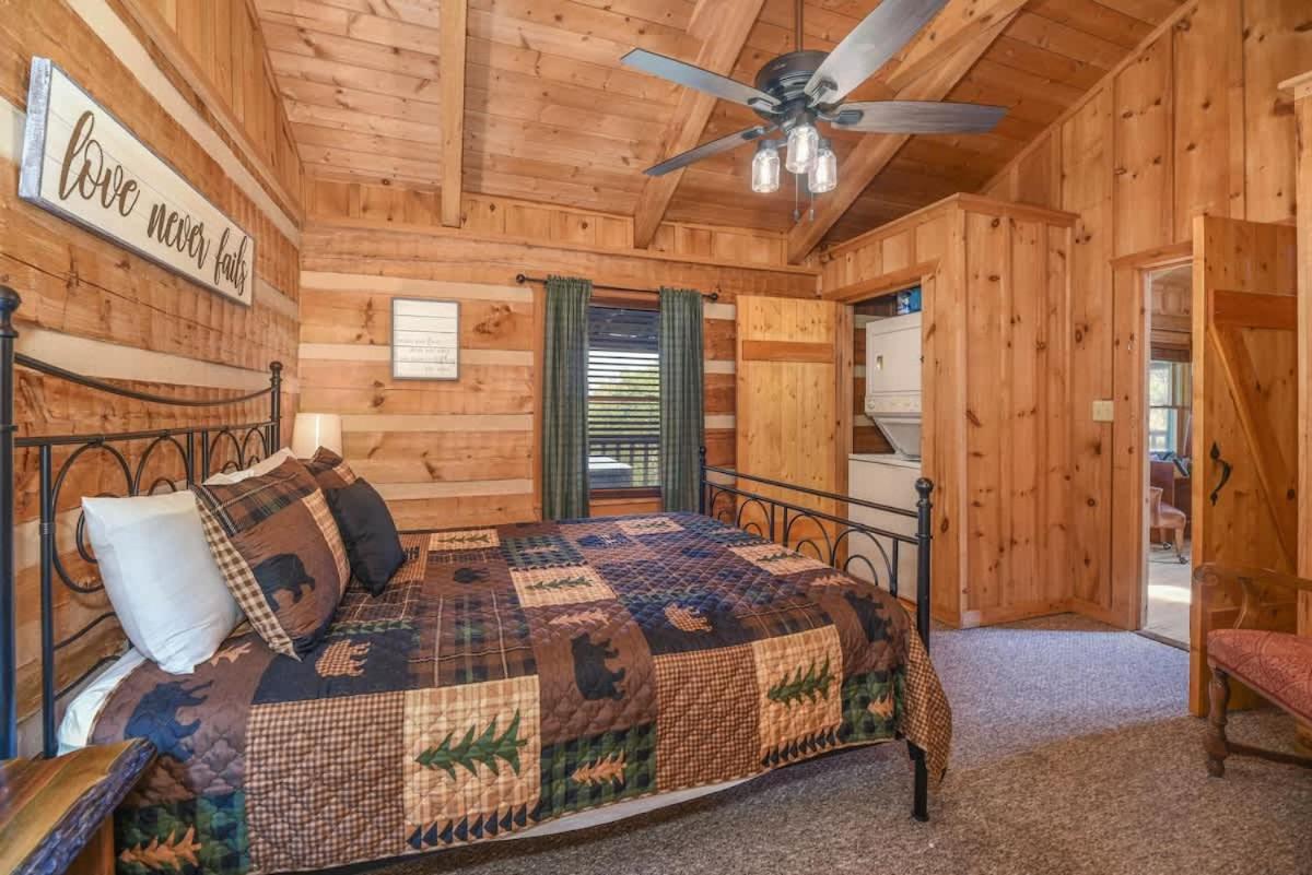 View! Cozy, Private, Fireplace, Hot Tub Log Cabin, Honeymoon! Sevierville Bagian luar foto
